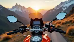 KTM 890 Adventure équipée du Tech Pack sur un col de montagne au coucher du soleil, illustrant le prix tech pack KTM 890 Adventure et son niveau d'équipement électronique