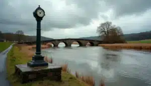 Cours d'eau à crue exceptionnelle enregistrée de plus de trois mètres de hauteur, rivière en crue débordant largement sur ses berges avec un repère de crue visible au premier plan