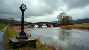 Cours d'eau à crue exceptionnelle enregistrée de plus de trois mètres de hauteur, rivière en crue débordant largement sur ses berges avec un repère de crue visible au premier plan