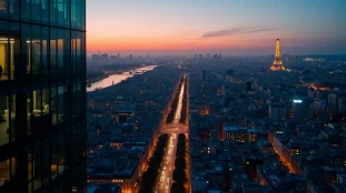 Vue aérienne de Paris au crépuscule illustrant l'écosystème net technologie Paris avec les immeubles tech modernes et la Seine en arrière-plan