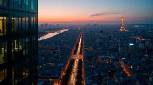 Vue aérienne de Paris au crépuscule illustrant l'écosystème net technologie Paris avec les immeubles tech modernes et la Seine en arrière-plan