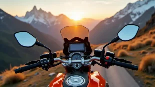 KTM 890 Adventure équipée du Tech Pack sur un col de montagne au coucher du soleil, illustrant le prix tech pack KTM 890 Adventure et son niveau d'équipement électronique