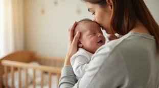 Mère appliquant une technique efficace rot bébé en tenant son nourrisson à la verticale sur son épaule et tapotant doucement son dos